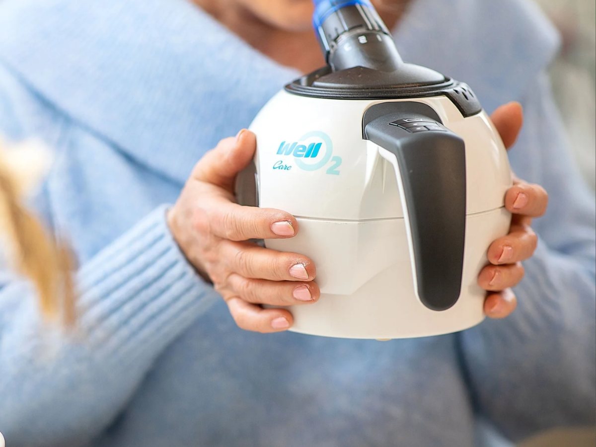 WellO2 steam breathing trainer held in both hands
